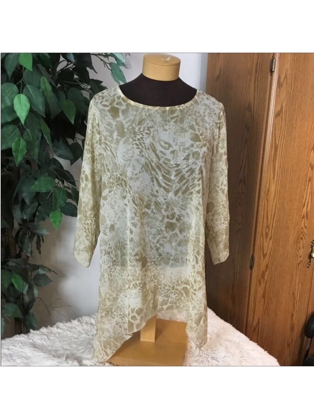 Chico’s semi sheer shark bite hem blouse Womans size 1 or medium/8